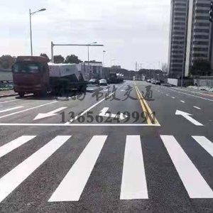 什么原因公路上的道路劃線一般都帶有反光膜？